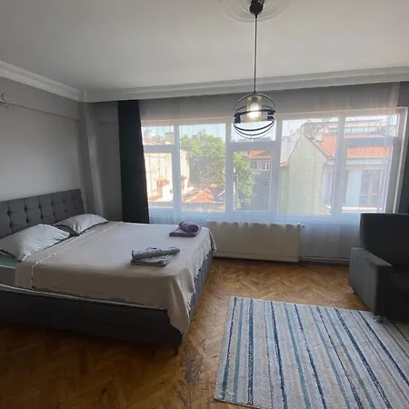 Kadikoy Merkezde Denize Yakin 3 Yatak Odali Daire *